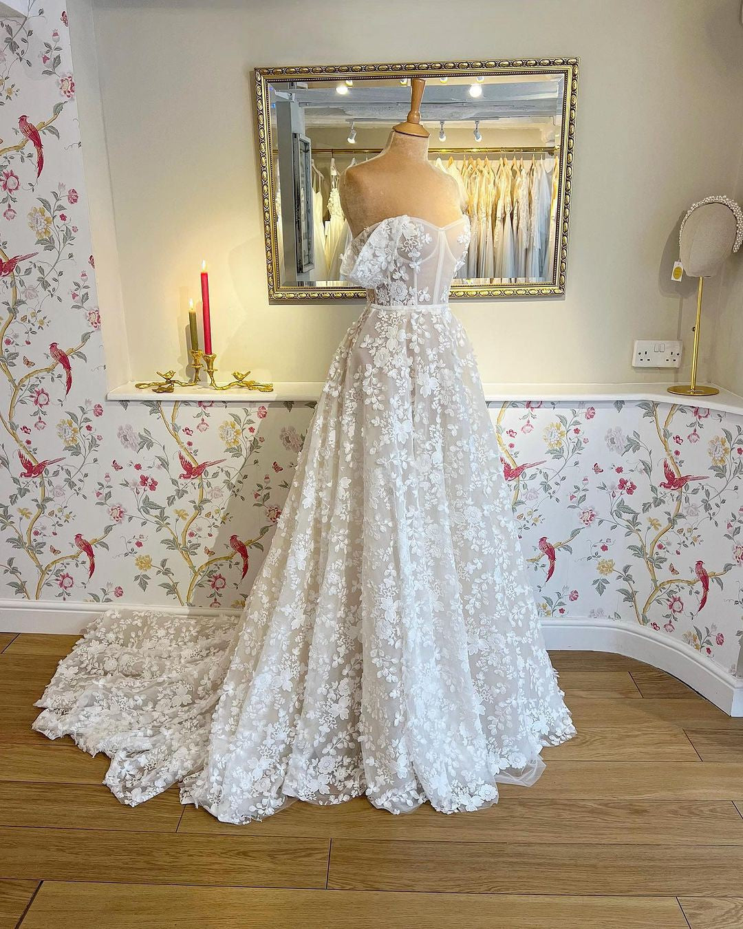 Luxury Strapless Court Train Lace Wedding Dresses