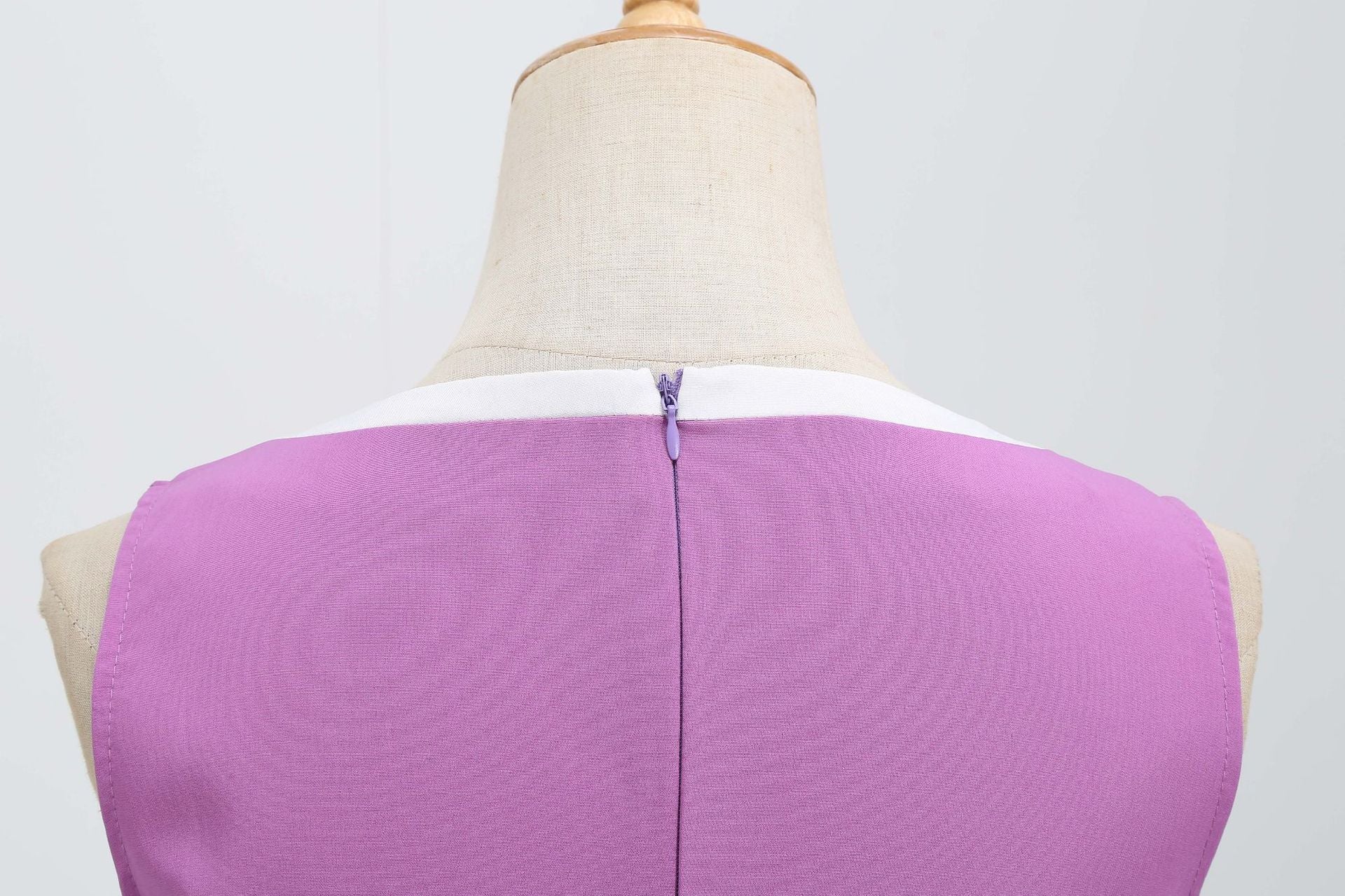 Elegant Sleeveless Dress: Retro A-Line Shift Dress with Round Neckline