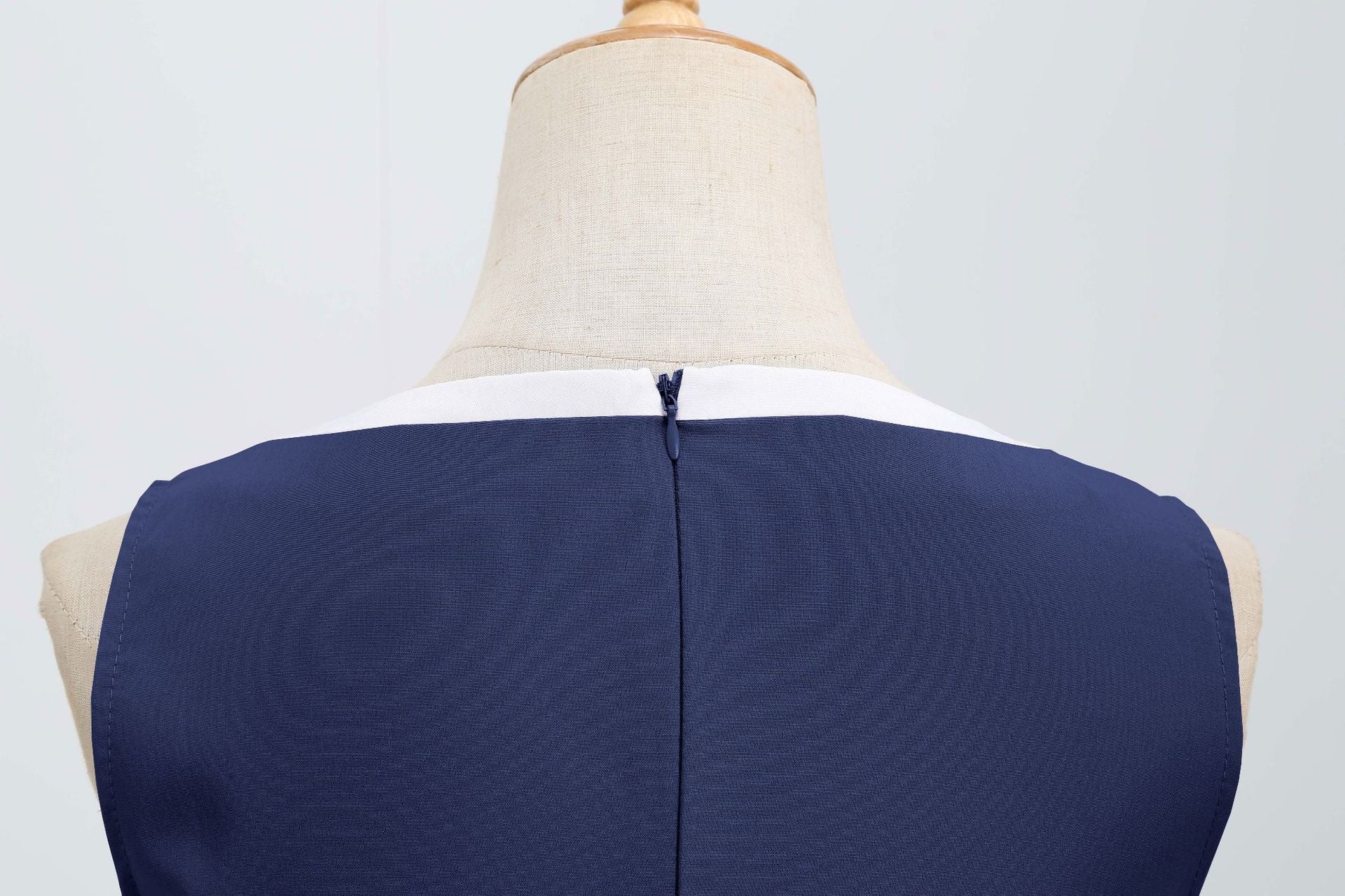 Elegant Sleeveless Dress: Retro A-Line Shift Dress with Round Neckline