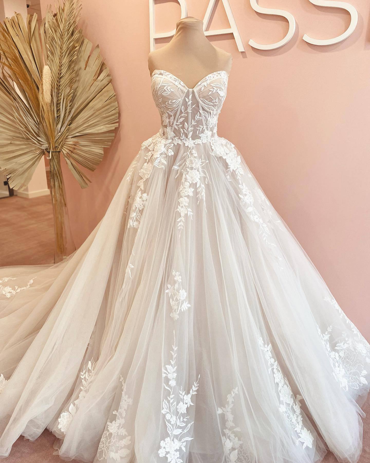 Off-Shoulder Petite Bride Wedding Dress with Train