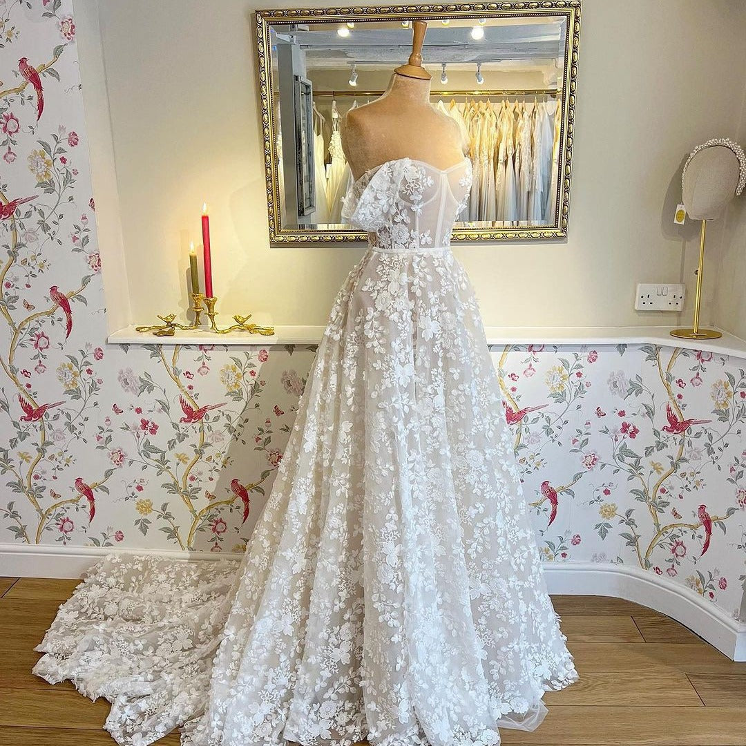 Luxury Strapless Court Train Lace Wedding Dresses