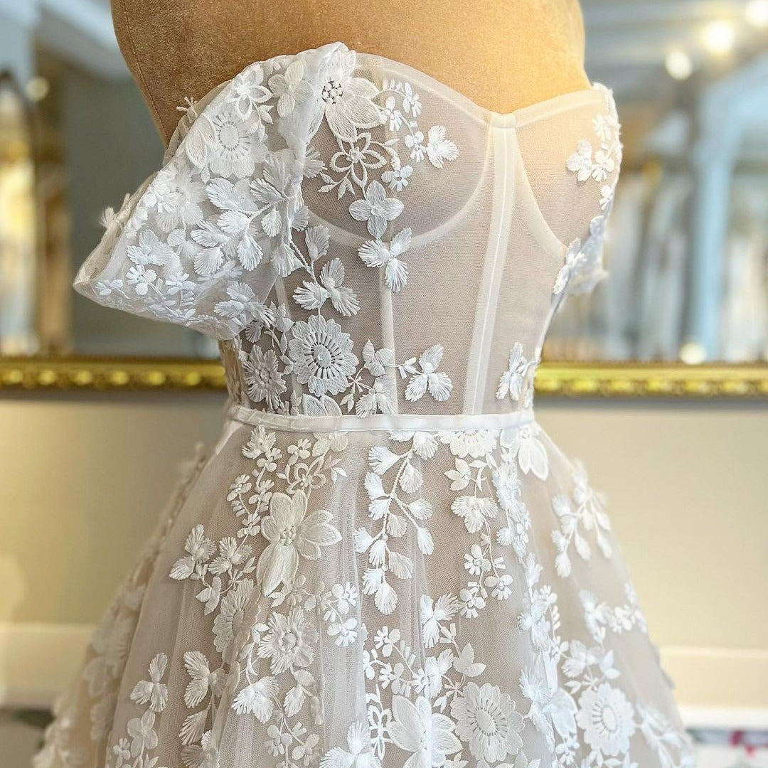 Luxury Strapless Court Train Lace Wedding Dresses