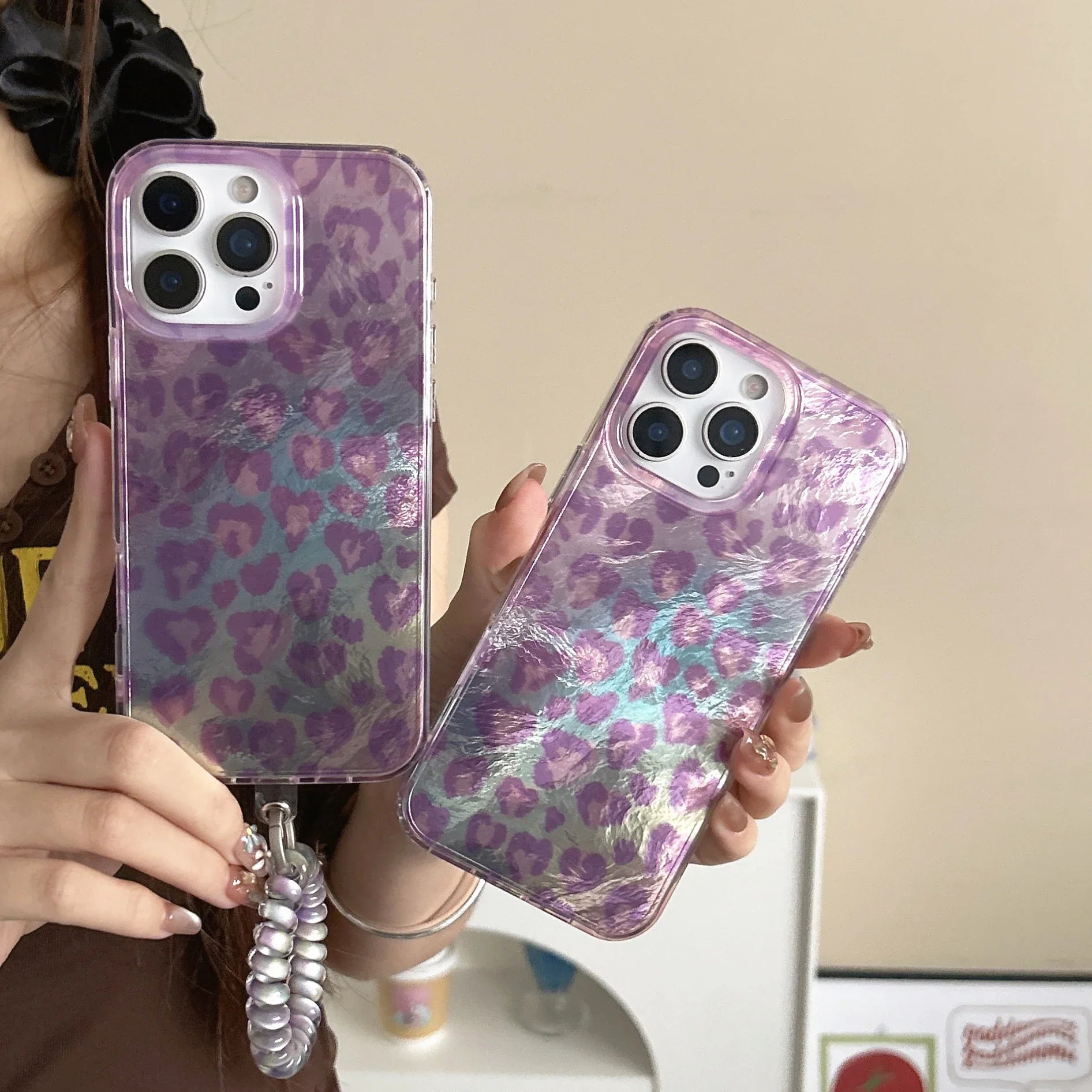 Iridescent Pink Holographic Leopard Print with Wrist Chain Trendy Phone Case for iPhone 16 15 14 13 Pro Max Back Cover Capa