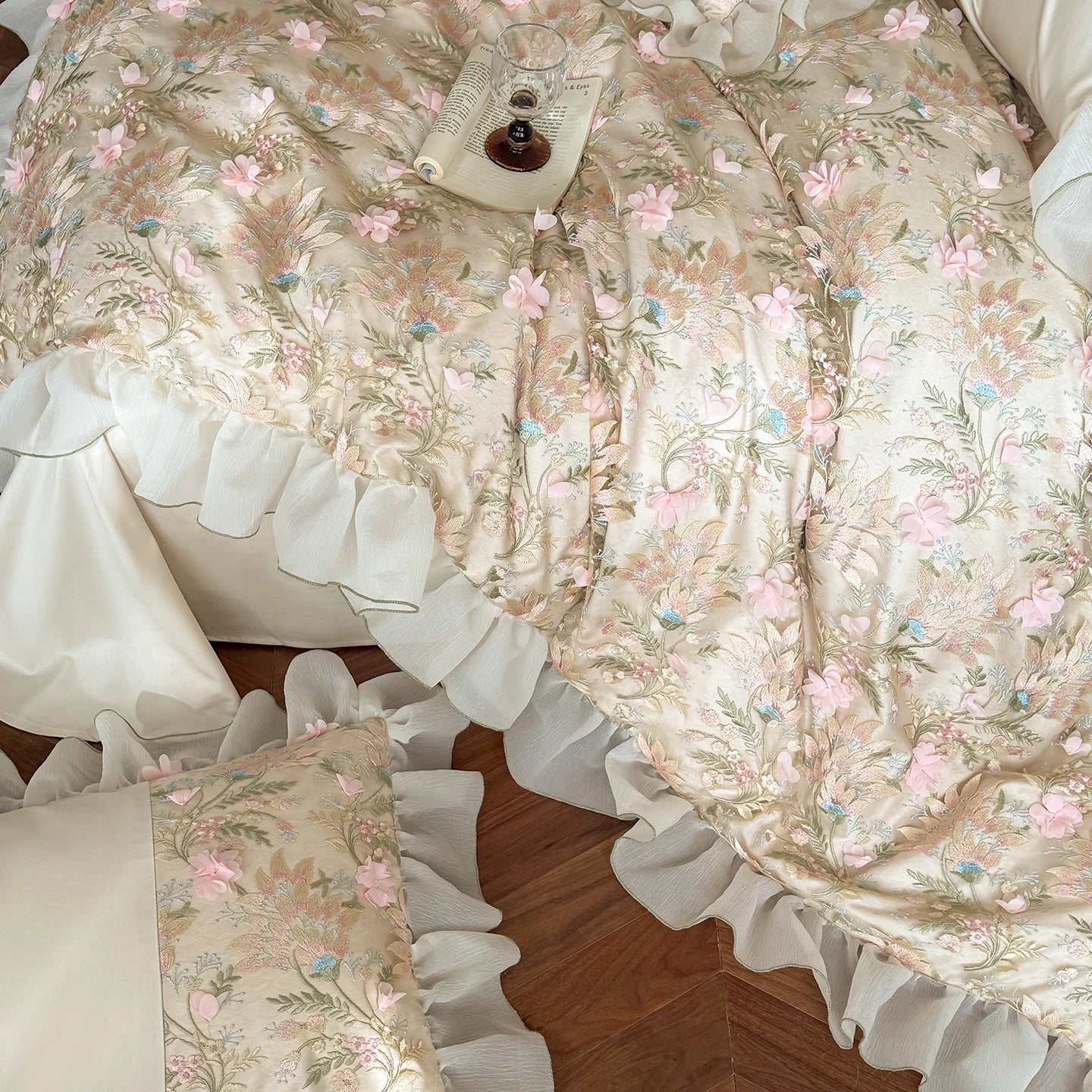 Emboss Flowers Embroidery Bedding Set Luxury Egyptian Cotton Princess Lace Duvet Cover Bed Sheet Pillowcases Home Textile