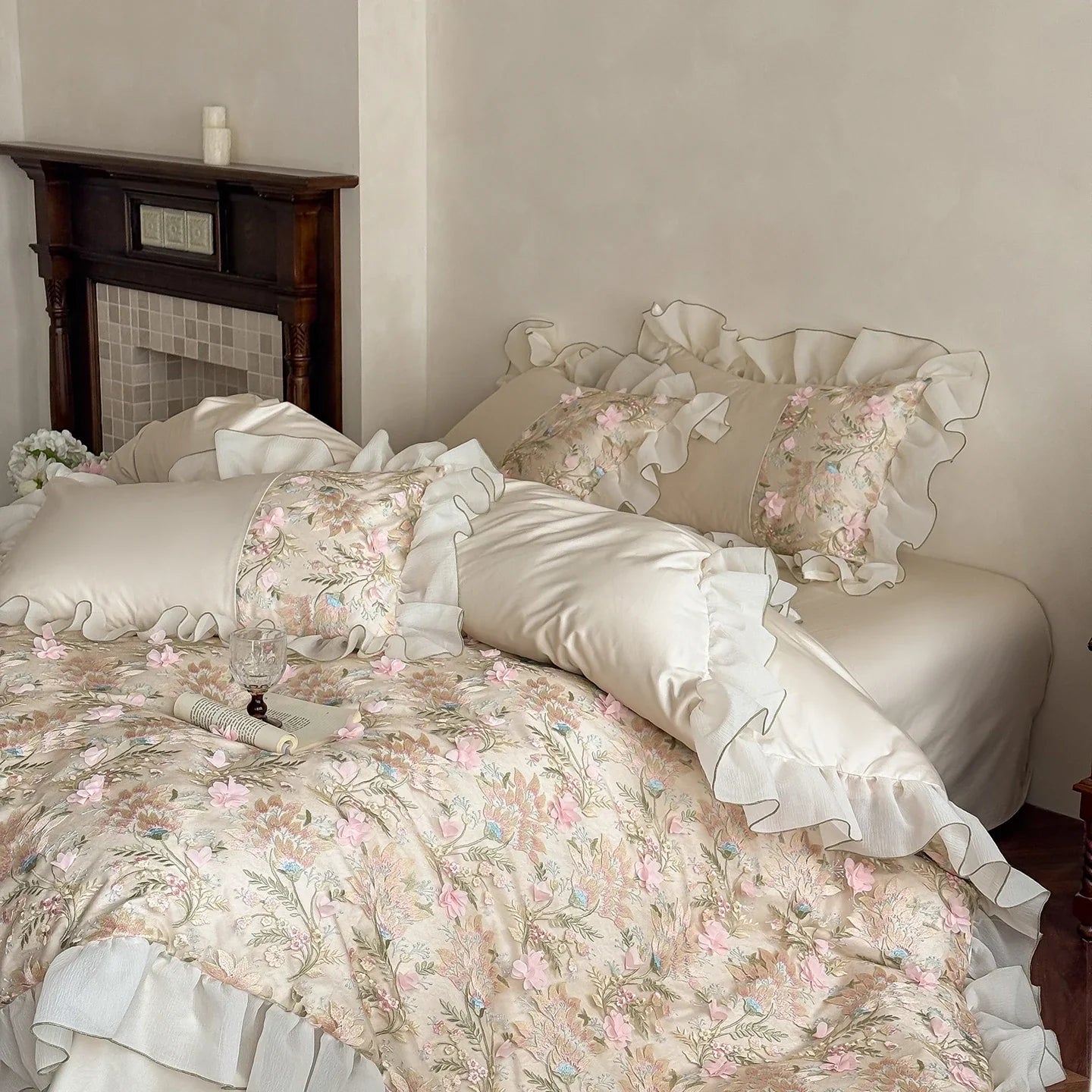 Emboss Flowers Embroidery Bedding Set Luxury Egyptian Cotton Princess Lace Duvet Cover Bed Sheet Pillowcases Home Textile