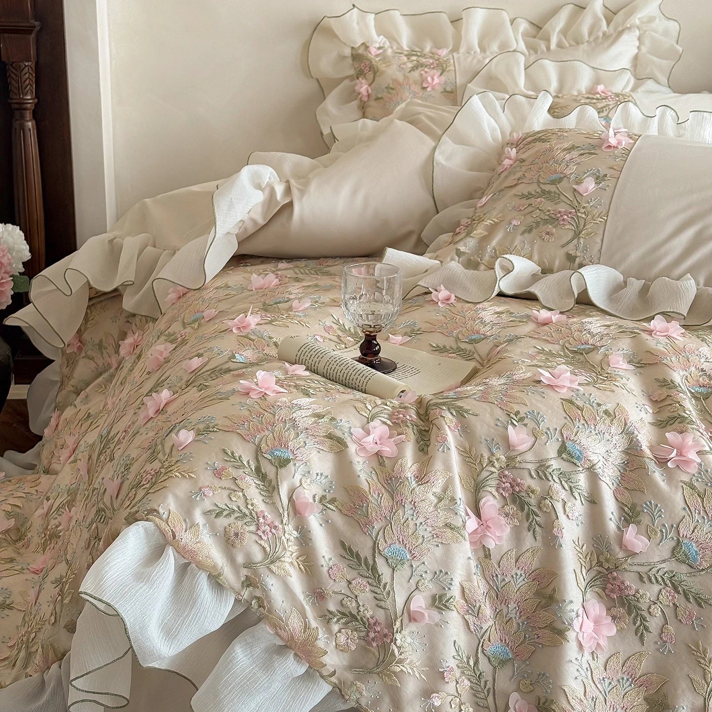 Emboss Flowers Embroidery Bedding Set Luxury Egyptian Cotton Princess Lace Duvet Cover Bed Sheet Pillowcases Home Textile