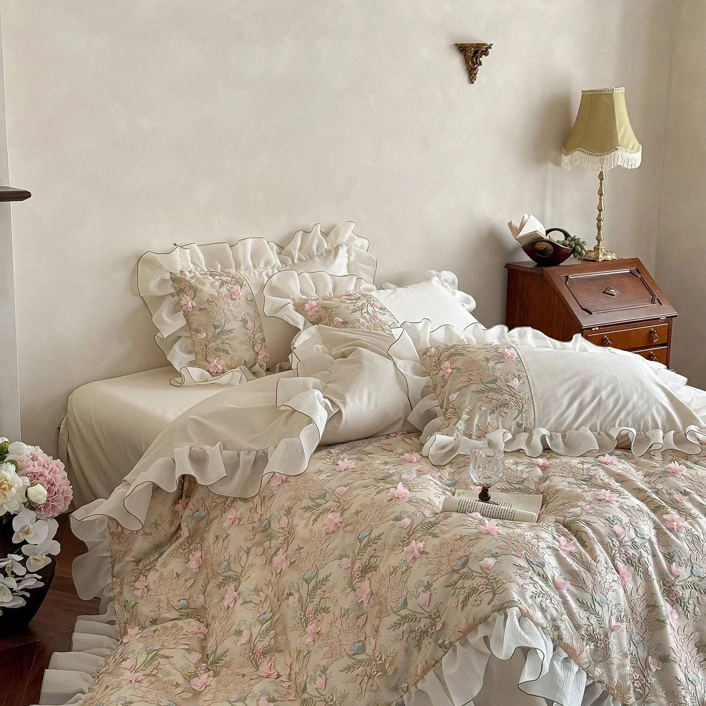 Emboss Flowers Embroidery Bedding Set Luxury Egyptian Cotton Princess Lace Duvet Cover Bed Sheet Pillowcases Home Textile
