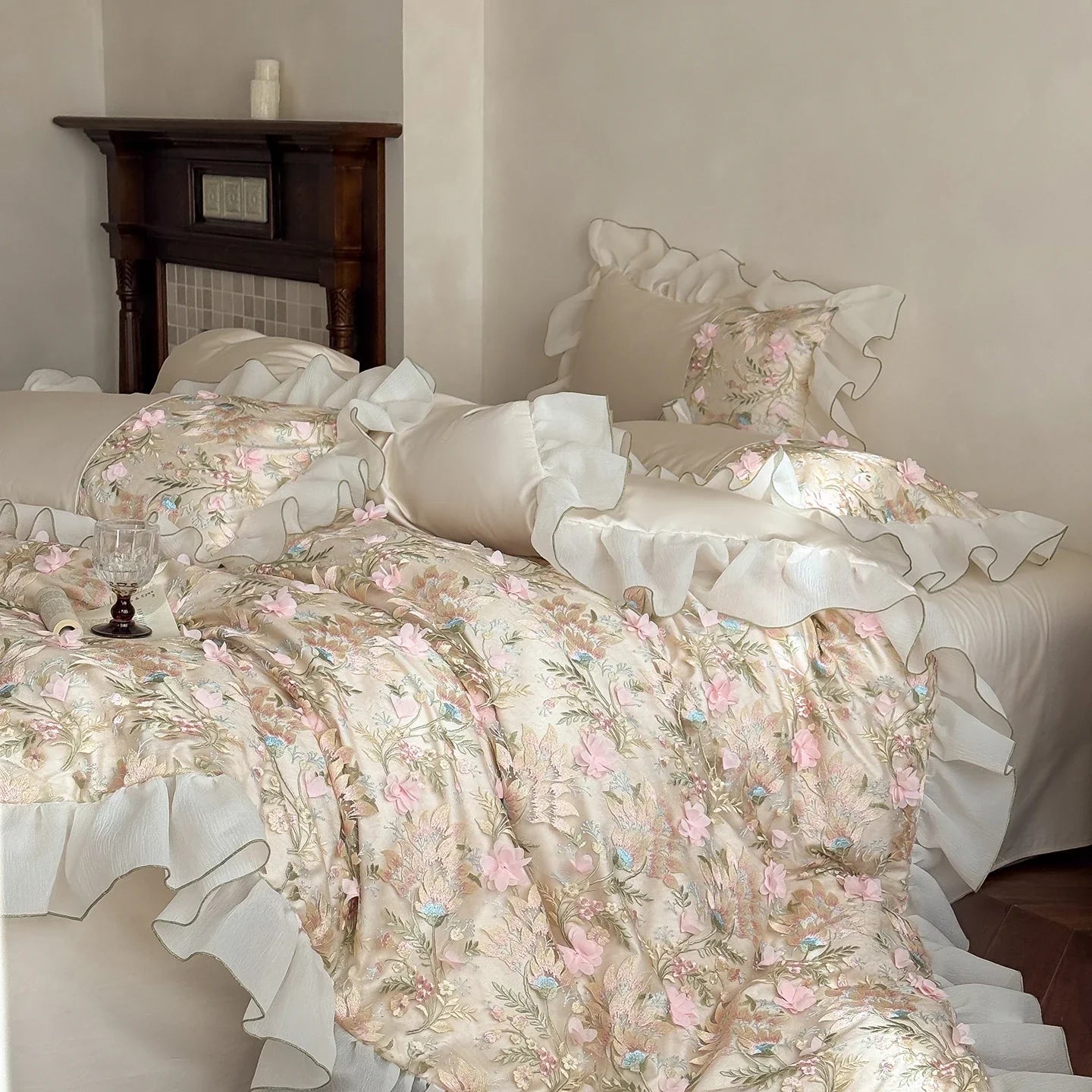 Emboss Flowers Embroidery Bedding Set Luxury Egyptian Cotton Princess Lace Duvet Cover Bed Sheet Pillowcases Home Textile