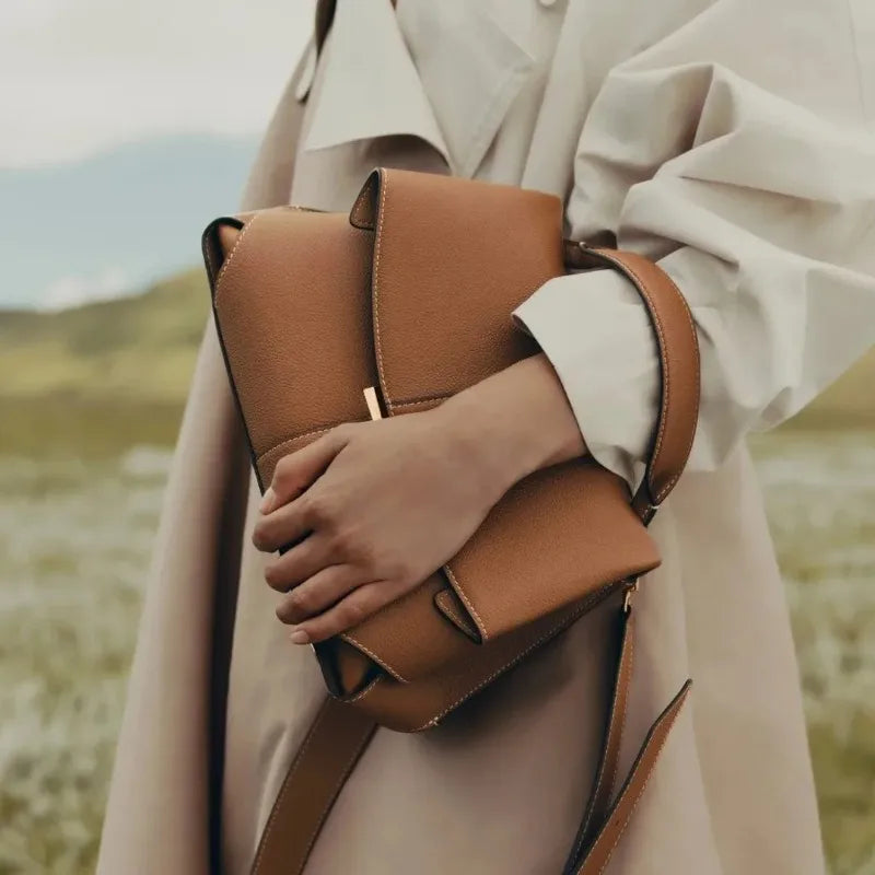 High-End Luxury Leather Smile Bag Designer Handbag with Pleated Design